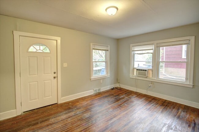 Building Photo - Splendid 2 Bed, 1 Bath Duplex by Northgate...
