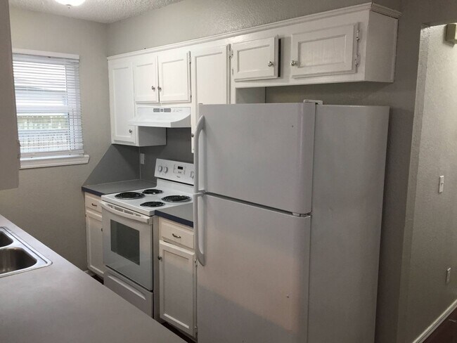Building Photo - 1/2 Off First Months Rent - Accepting Hous...