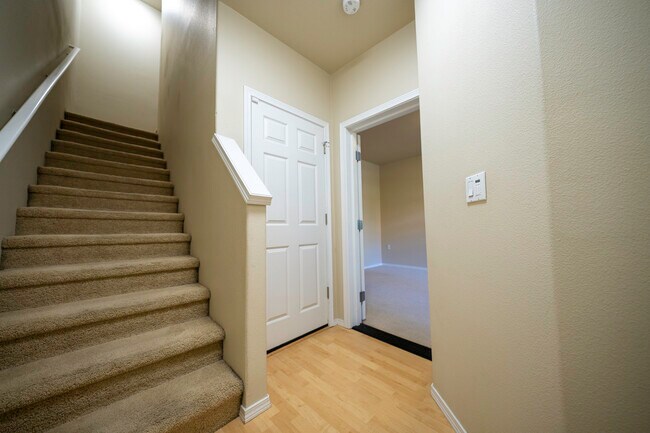 Vestíbulo. Dormitorio en planta baja a la derecha, puerta del garaje a la izquierda. - 4828 SE Teakwood St