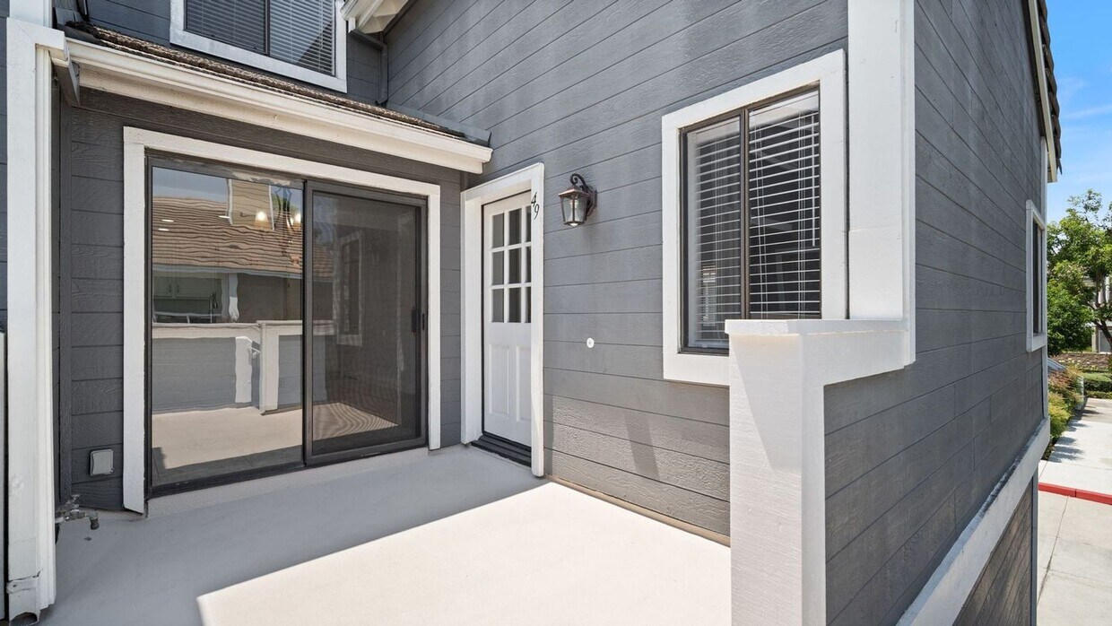 Foto principal - Upgraded 2-Bedroom Carriage Townhome with ...