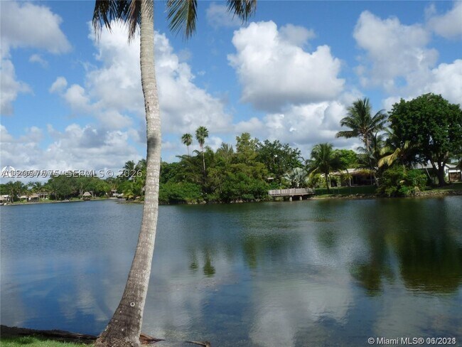 Foto del edificio - 14221 N Kendall Dr