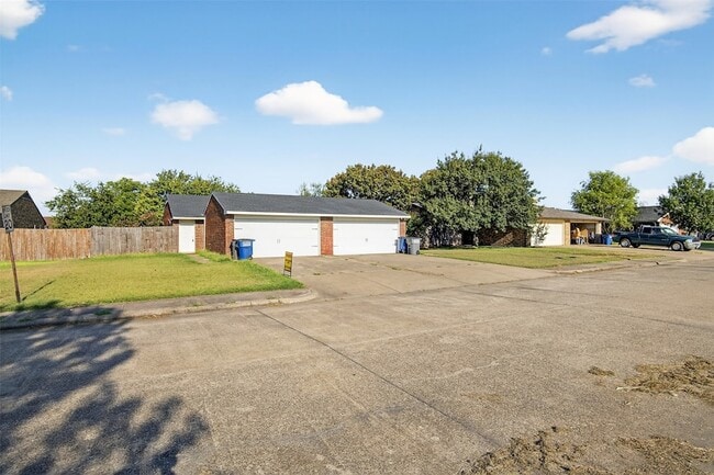 Building Photo - 534 Canary Ln