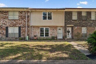 Building Photo - 1831 Sherwood Forest St
