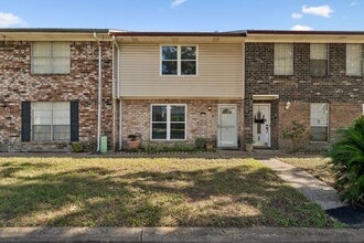 Building Photo - 1831 Sherwood Forest St