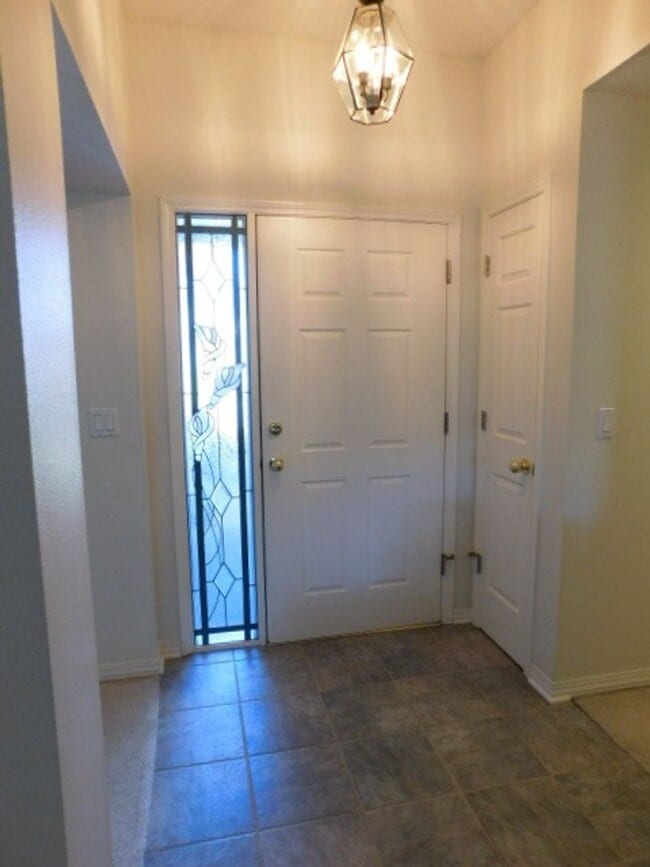 Building Photo - 3Bd/2Ba Single Story House- For viewing!