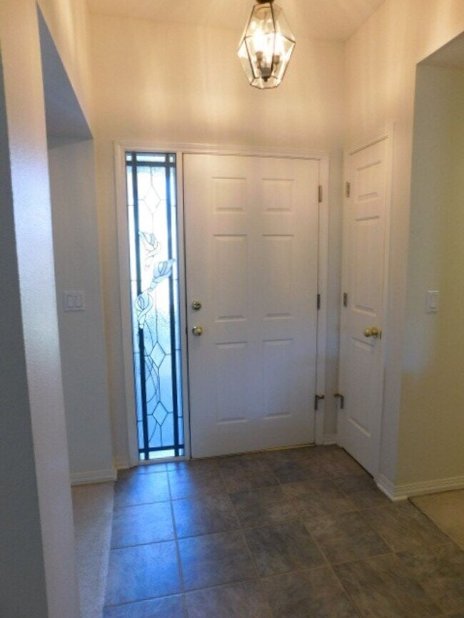 Foto del edificio - 3Bd/2Ba Single Story House- For viewing!