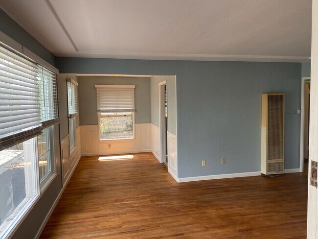 Foto del edificio - 5050-70 Marlborough Dr  %%