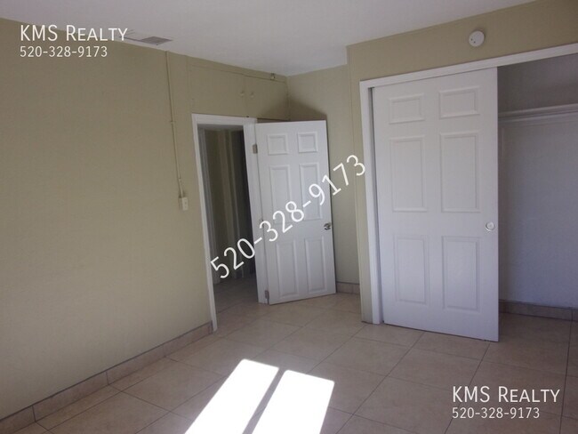 Building Photo - 3 bedroom 1.5 Bath home- 220 W Delano Stre...