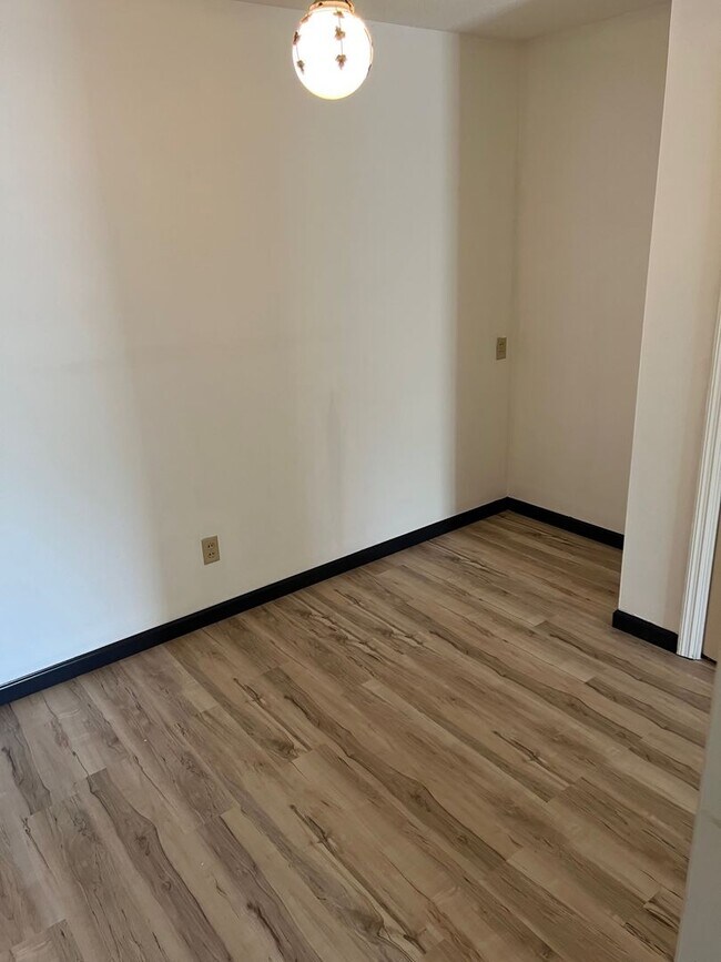Foto del edificio - 1002 E Harding Dr