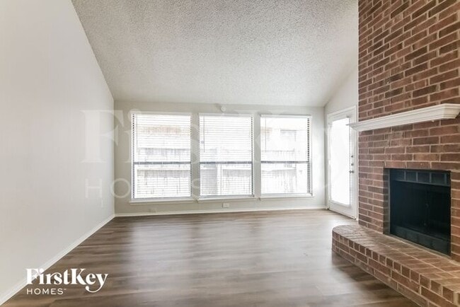 Building Photo - 2216 Turf Club Dr