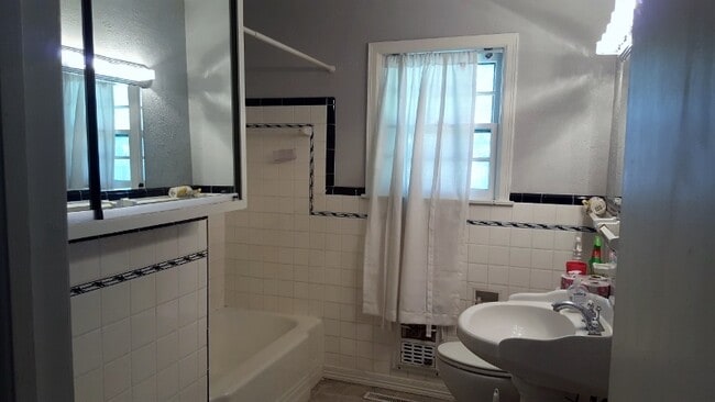 Building Photo - 2030 W Admiral Ave