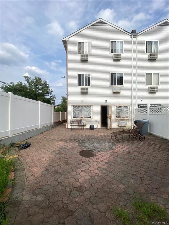 Building Photo - 123 White Plains Rd