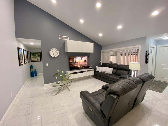 Building Photo - 1031 Summit Pl Cir