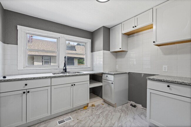 Building Photo - 3828 Chestnut Ave