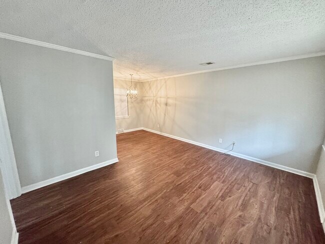 Building Photo - 2050 Sharon Ln