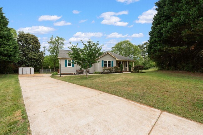 Building Photo - 3BR, 2BA Ranch Home with 2 Car Garage Situ...