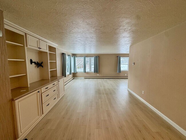 Foto del edificio - 4 Bedroom | 2 Bathroom Single Family Home | Renovated | Coal Valley