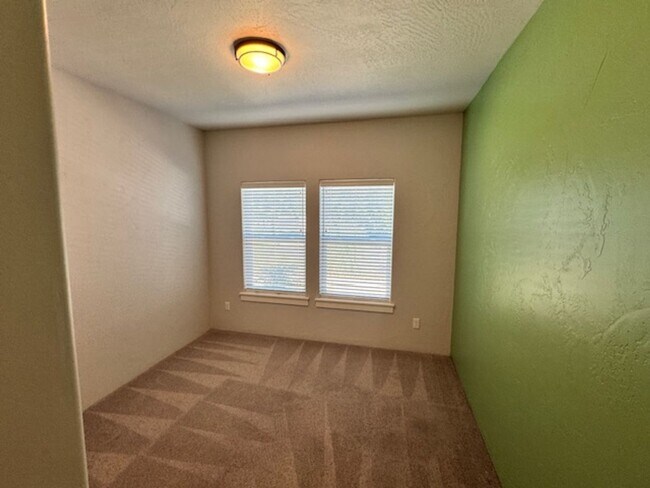 Foto del edificio - SINGLE LEVEL 3 BEDROOM/ UPGRADES W/ EASY M...
