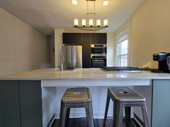 Building Photo - Charming 2BR Top Floor Apartment in Columbus