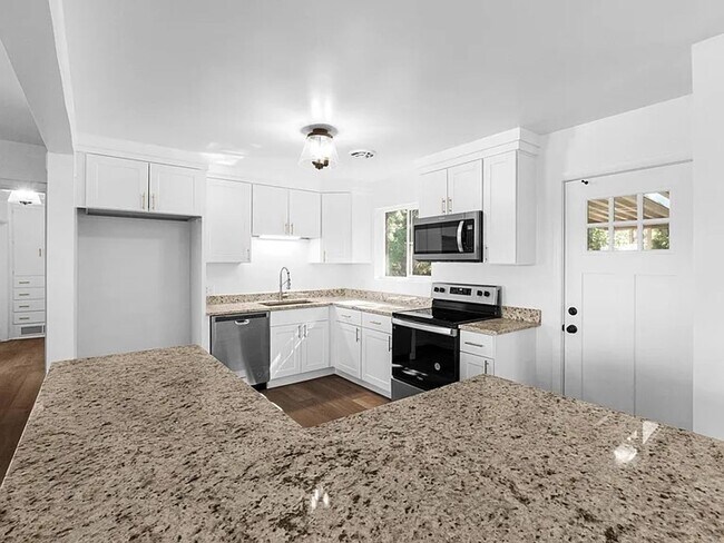 Foto del edificio - Renovated 4-Bedroom, 3-Bathroom Home in Mi...