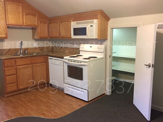 Building Photo - Conveniently located 1 Bed, 1 Bath Apartme...