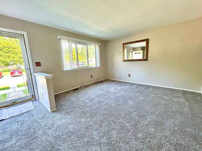Building Photo - 166 N Christine Cir