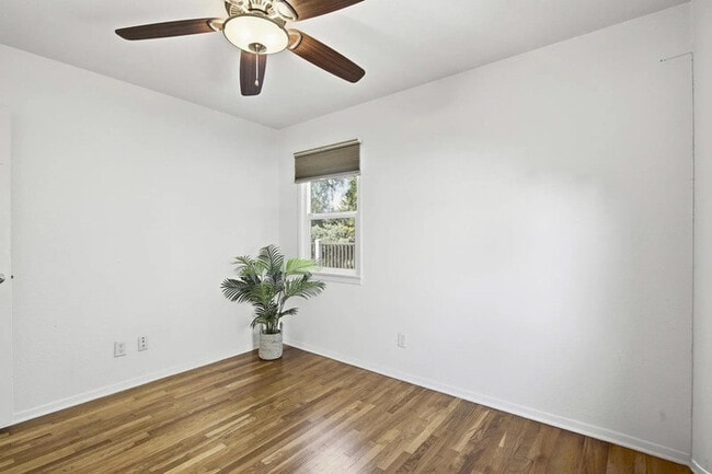 Building Photo - Charming 3BR Home with Bonus Room, Fireplace & Large Yard