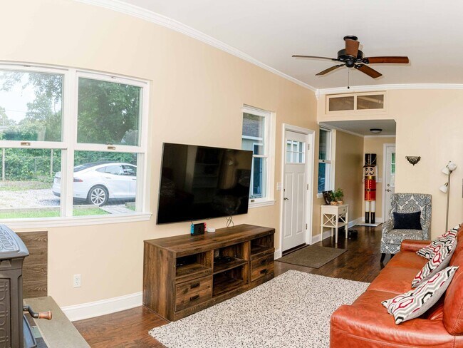 Foto del edificio - 3 Bedroom,  2 full Bathroom, 1 Office Spac...