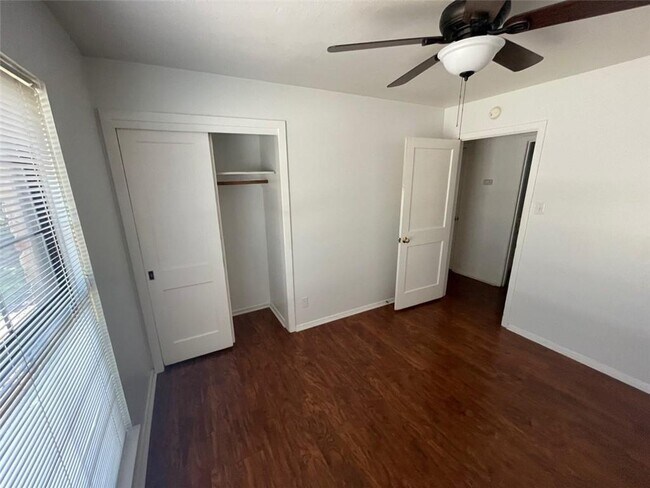 Foto del edificio - 5702 Fairlane Dr