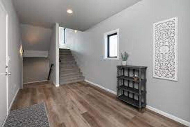 Building Photo - 5257 8th Ct W