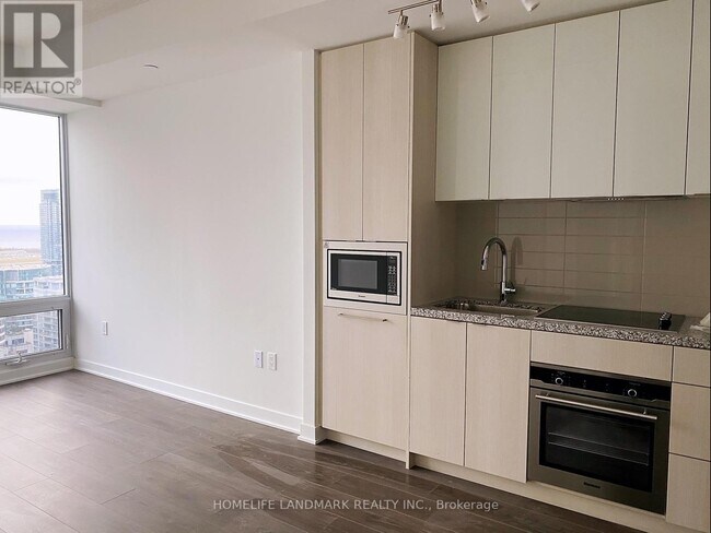 Building Photo - 125-3125 Blue Jays Way