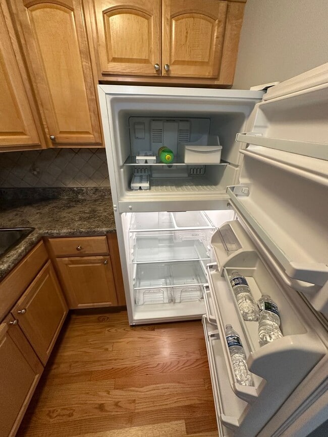 Building Photo - Great studio apartment in convenient locat...