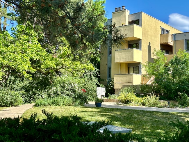 Building Photo - 2711 Mapleton Ave