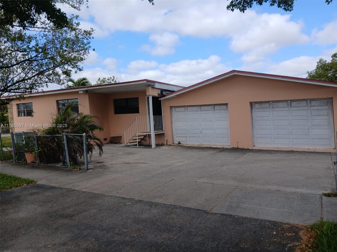 Building Photo - 8205 SW 39th St