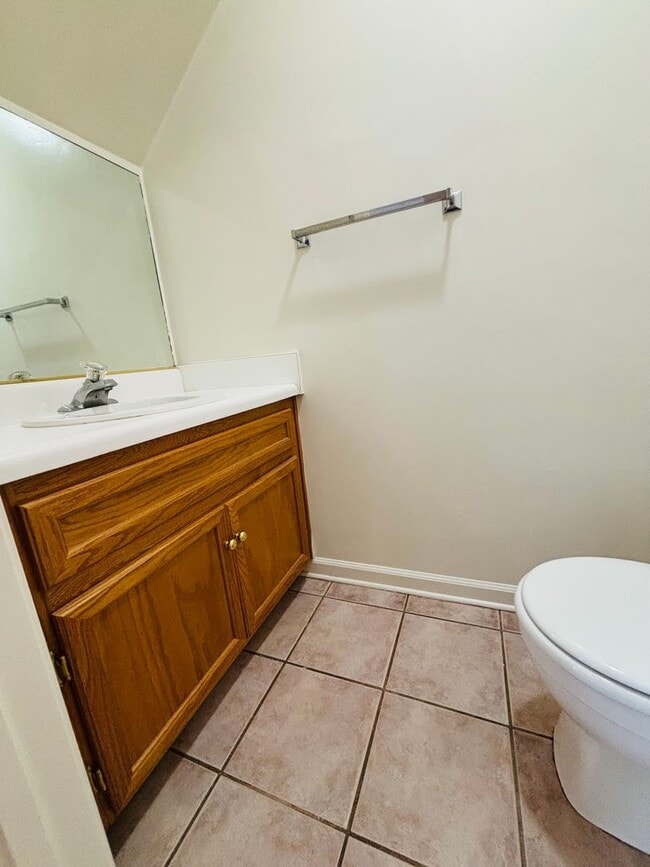 Building Photo - 3 Bedroom, 1.5 Bath Townhouse