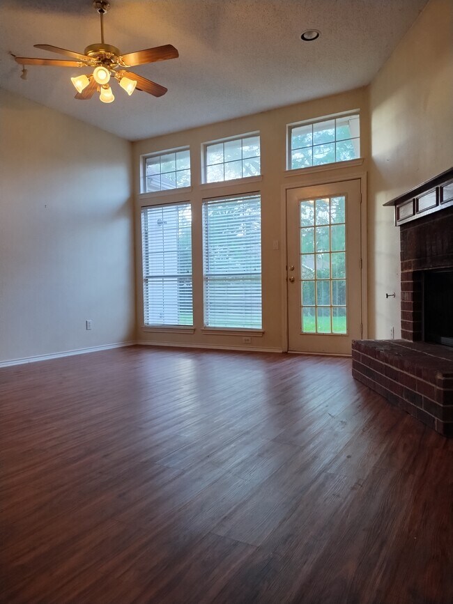 Building Photo - 5609 Stonehenge Dr
