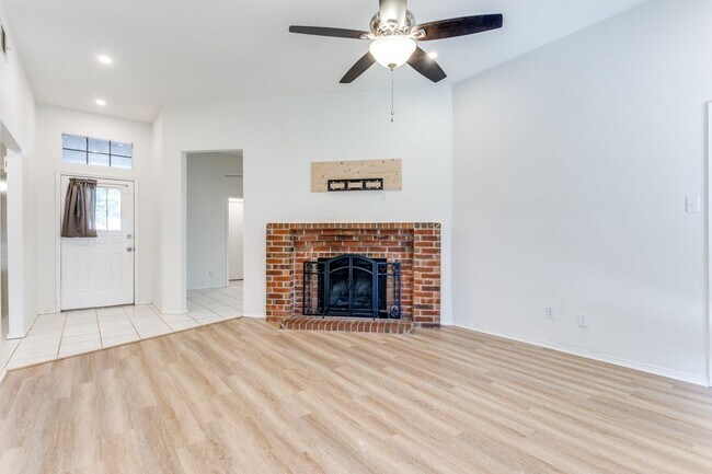 Foto del edificio - 215 Meadowbrook Ln