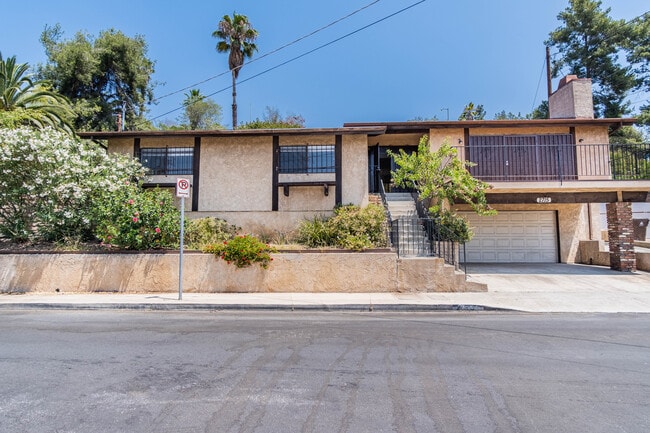 Building Photo - 2715 Las Flores Dr