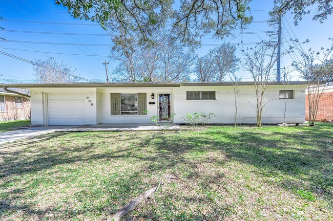 Building Photo - 206 Crestview Dr