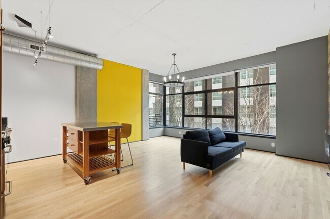 Foto del edificio - Modern + Spacious Pearl District Condo Including 24/7 Security +1  Secured Parking Spot Available...