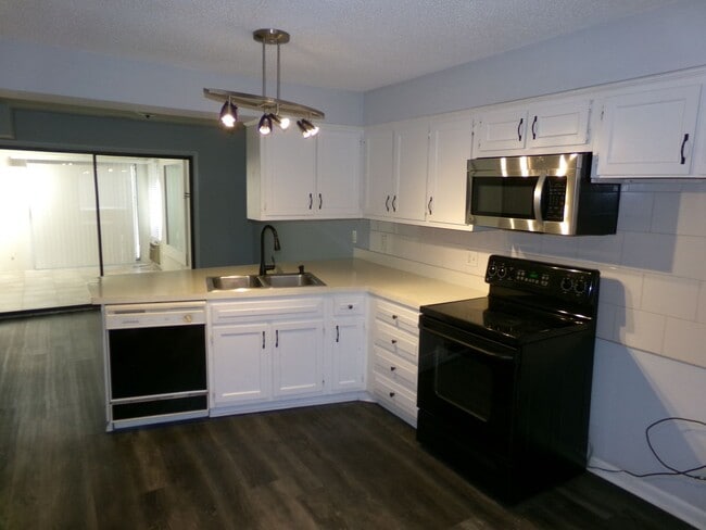 Building Photo - Country Club and Peace Haven Area