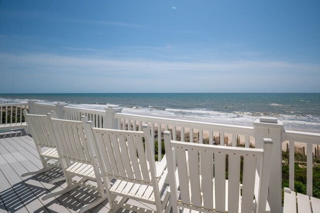 Building Photo - RENT MONTHLY THIS AMAZING HOME THIS OFF-SEASON