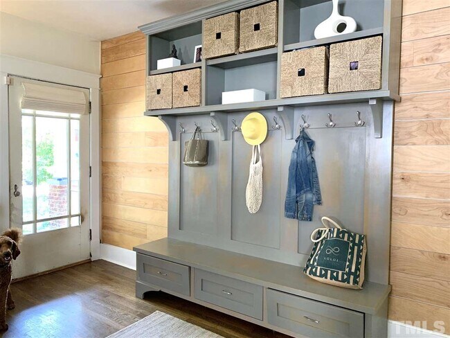 Foto del edificio - 709 Dorothea Dr