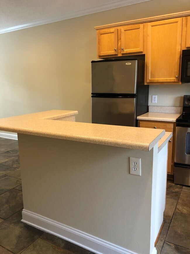 Building Photo - Close to downtown - Student Friendly