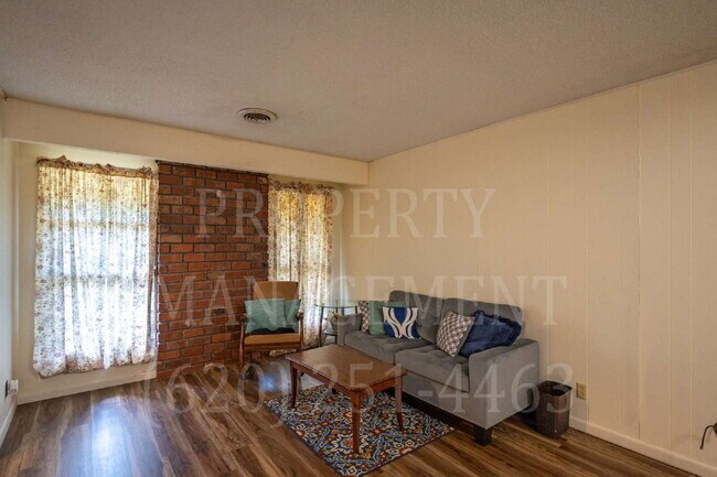 Foto del edificio - Charming 2-Bedroom Oasis in the Heart of Coffeyville