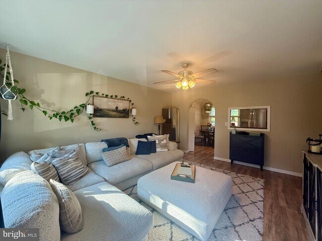 Foto del edificio - 1335 Greenleaf Rd