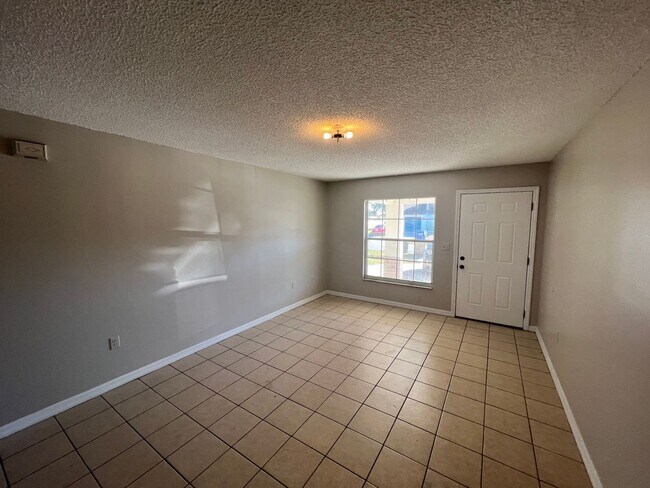 Building Photo - Remodeled Corner Lot Duplex