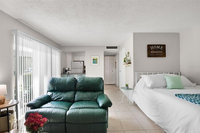 Foto del edificio - 4215 E Bay Dr