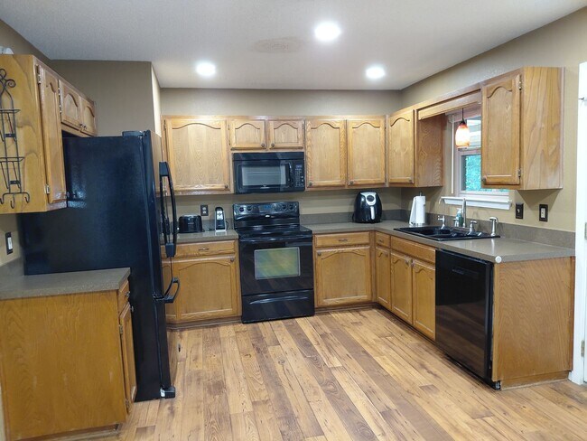 Building Photo - 4/2 located in Weatherford with Huge shop!