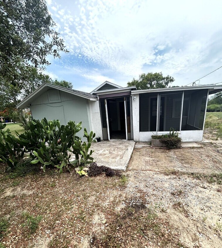 Foto principal - Charming 3-Bedroom Rental in Tavares!